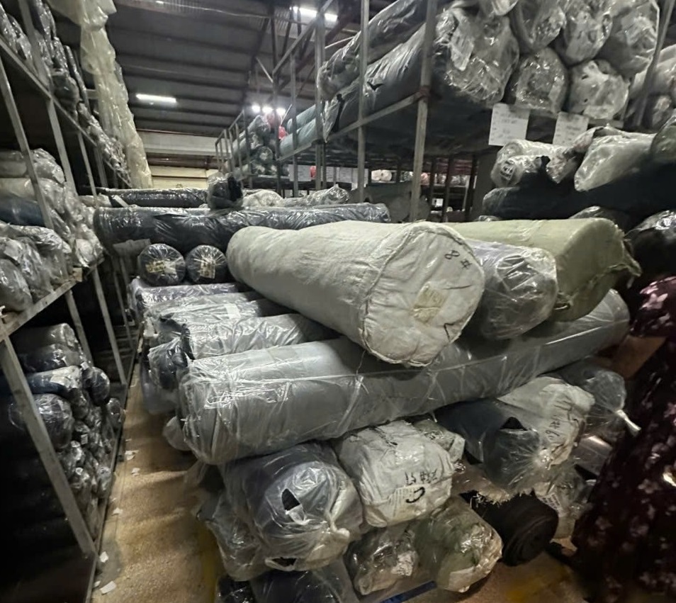 Các cuộn vải trong nhà xưởng chờ thu mua